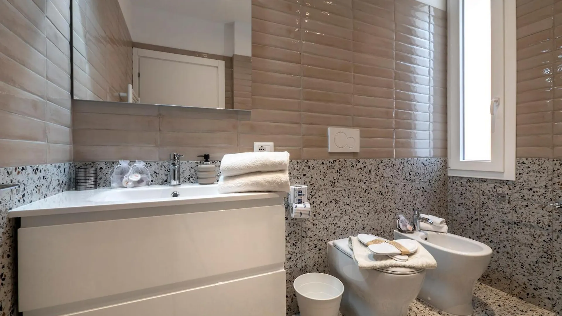 Zuara9Room Rimini 0*,
